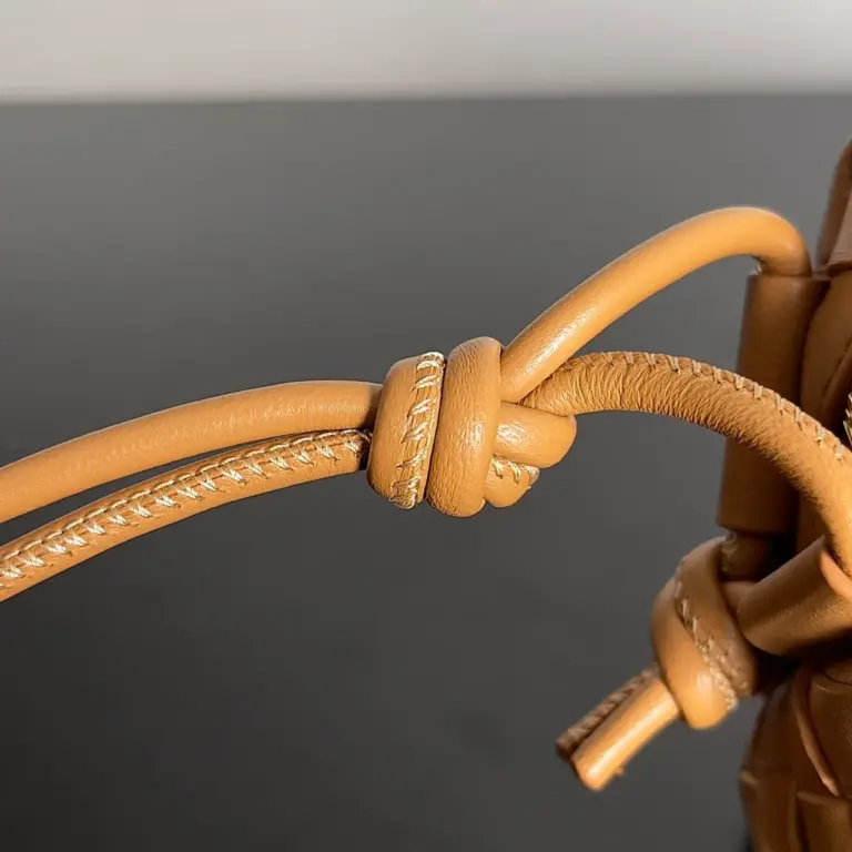BottegaVeneta駝色Intrecciato編織牛皮革迷你斜挎包 17 BottegaVeneta駝色Intrecciato編織牛皮革迷你斜挎包