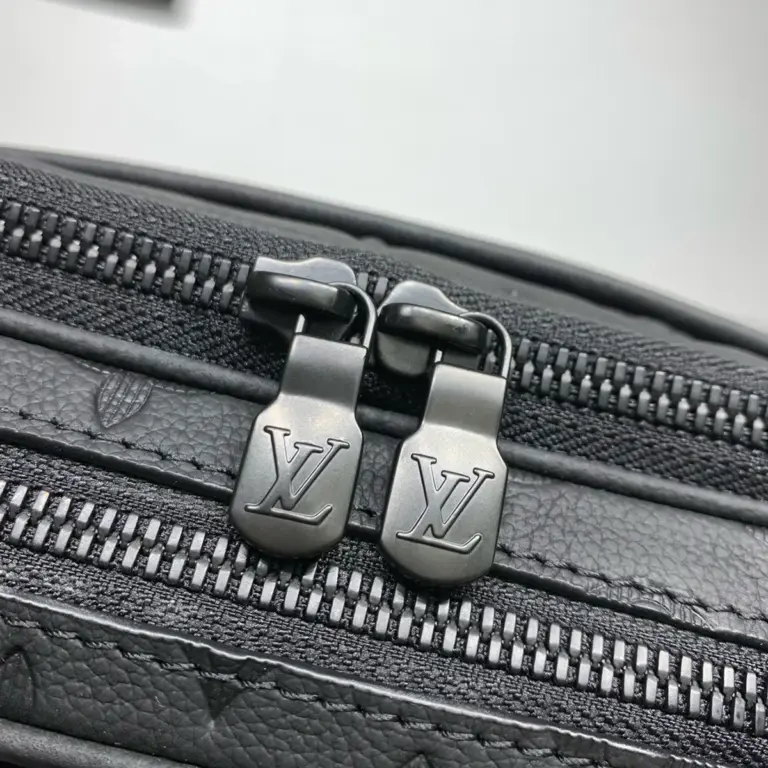 Alpha 可穿戴式錢包 - Monogram Shadow 皮革款