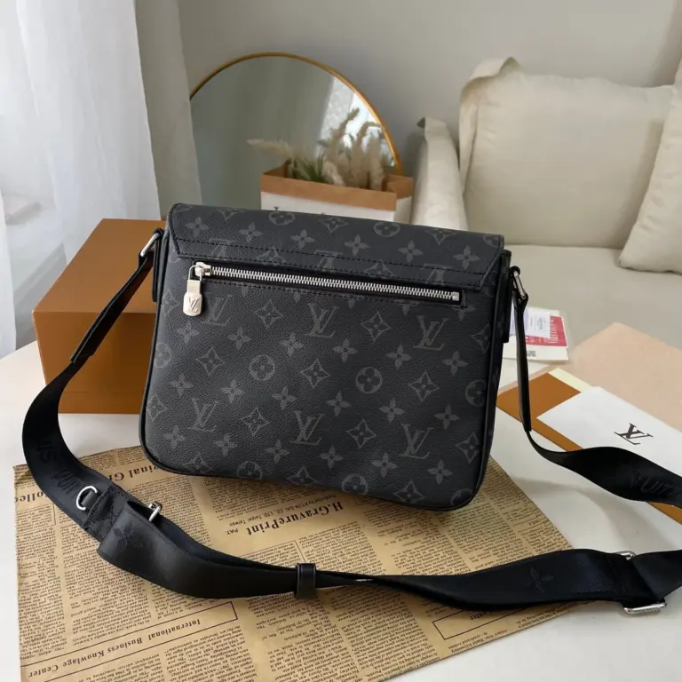 Louis Vuitton District PM 郵差包 - Monogram Eclipse 帆布 男士潮流單肩包