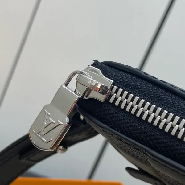 Louis Vuitton Damier Infini 皮革 Takeoff Pouch 手拿包