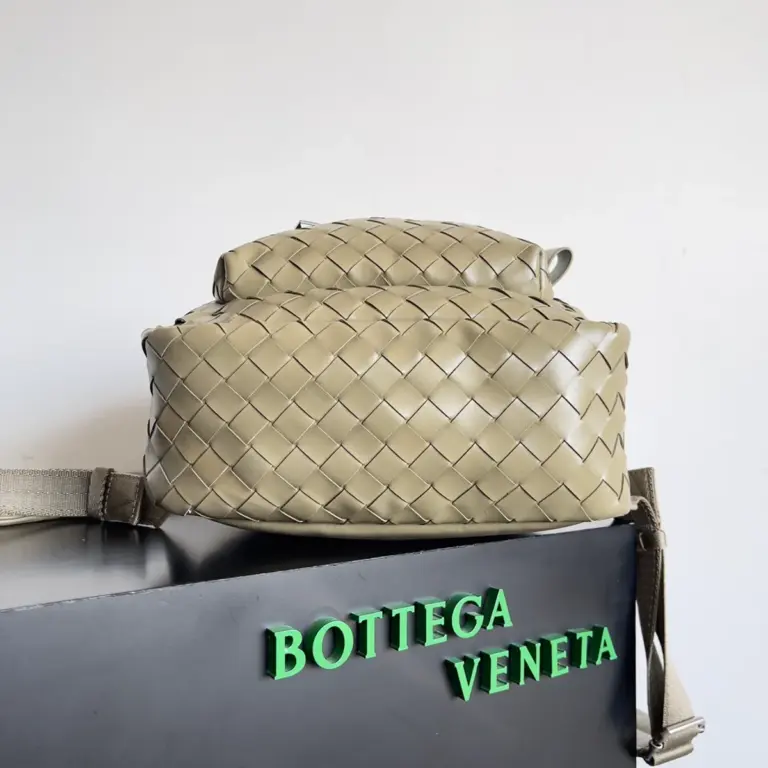 BottegaVeneta灰褐色Intrecciato編織小號皮革背包