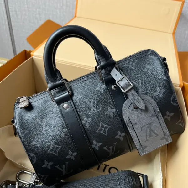 路易威登Keepall Bandoulière 25 Monogram Eclipse Reverse帆布包包 15 路易威登Keepall Bandoulière 25 Monogram Eclipse Reverse帆布包包