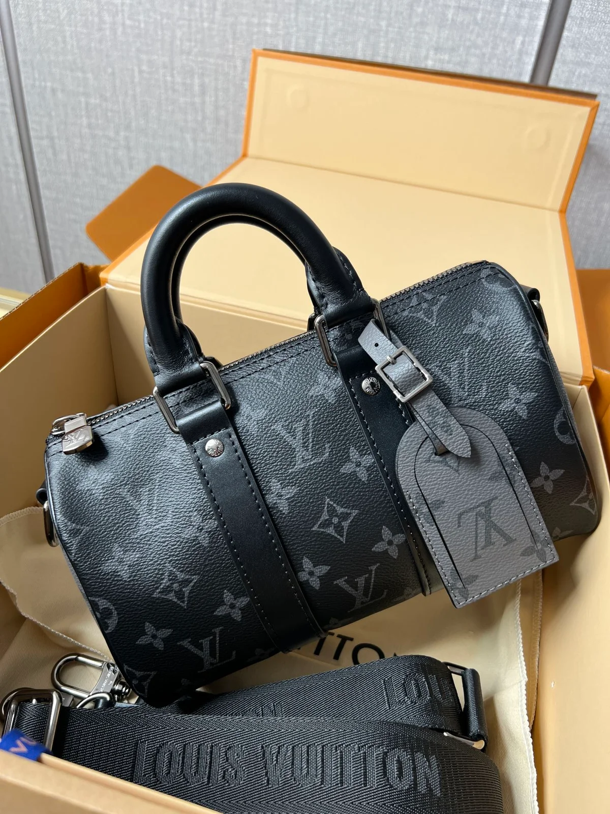 路易威登Keepall Bandoulière 25 Monogram Eclipse Reverse帆布包包 6 路易威登Keepall Bandoulière 25 Monogram Eclipse Reverse帆布包包