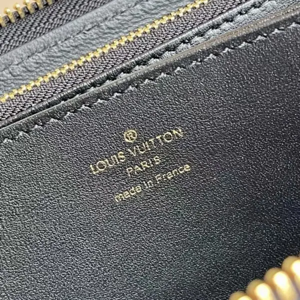 LV Monogram壓花小羊皮拉鏈錢包