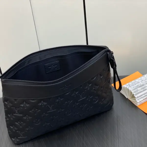 LV Pochette Voyage Souple 手拿包 | Monogram Shadow 小牛皮 旅行收納包