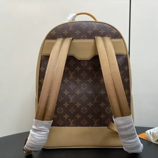 LV Outdoor Backpack 壓花麂皮細節粒面皮革雙肩包 18 LV Outdoor Backpack 壓花麂皮細節粒面皮革雙肩包