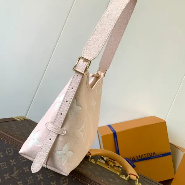 LV Milky Way系列 CarryAll PM 雙色壓花牛皮手提包 12 LV Milky Way系列 CarryAll PM 雙色壓花牛皮手提包