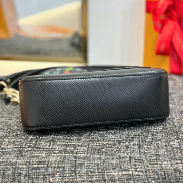 LV x TM Marellini Epi皮革粗鏈帶多功能手拿包