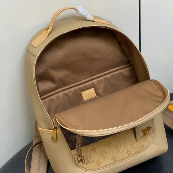 LV Outdoor Backpack 壓花麂皮細節粒面皮革雙肩包 28 LV Outdoor Backpack 壓花麂皮細節粒面皮革雙肩包