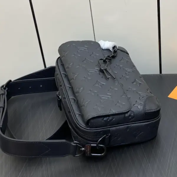 Louis Vuitton Steamer郵差包 | Taurillon Monogram壓花牛皮 經典鏈帶設計