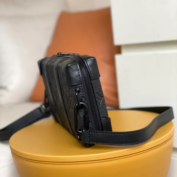 路易威登Soft Trunk Monogram壓花皮革斜挎錢包