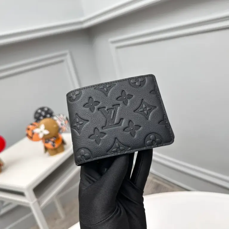 路易威登Multiple錢包黑色Monogram Shadow小牛皮款