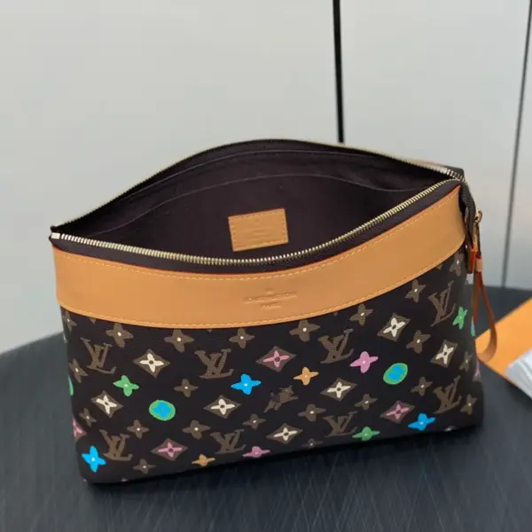 Louis Vuitton Pochette Voyage Souple 手拿包 - Tyler 聯名款