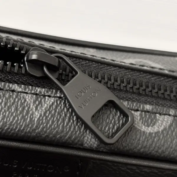 Louis Vuitton Trocadéro 可穿戴式錢包 - Monogram Eclipse塗層帆布