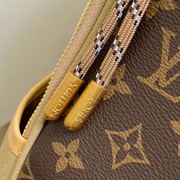 LV Outdoor Backpack 壓花麂皮細節粒面皮革雙肩包 24 LV Outdoor Backpack 壓花麂皮細節粒面皮革雙肩包