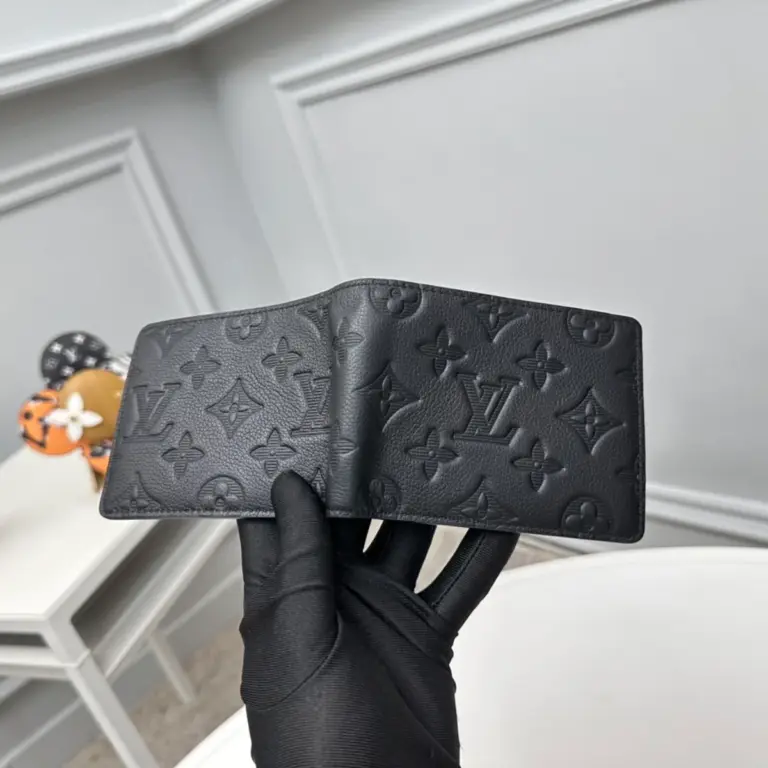 路易威登Multiple錢包黑色Monogram Shadow小牛皮款