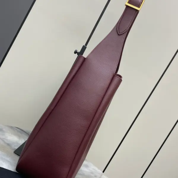 LE 5 À 7 柔軟大型麂皮襯裡小牛皮包