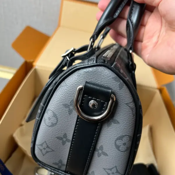路易威登Keepall Bandoulière 25 Monogram Eclipse Reverse帆布包包 18 路易威登Keepall Bandoulière 25 Monogram Eclipse Reverse帆布包包