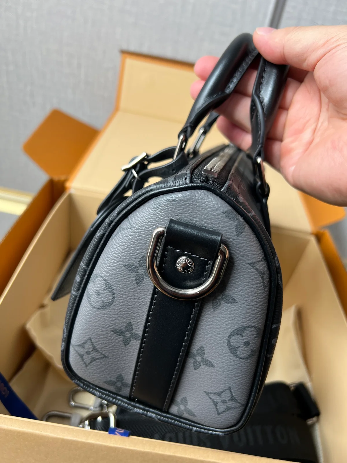 路易威登Keepall Bandoulière 25 Monogram Eclipse Reverse帆布包包 9 路易威登Keepall Bandoulière 25 Monogram Eclipse Reverse帆布包包