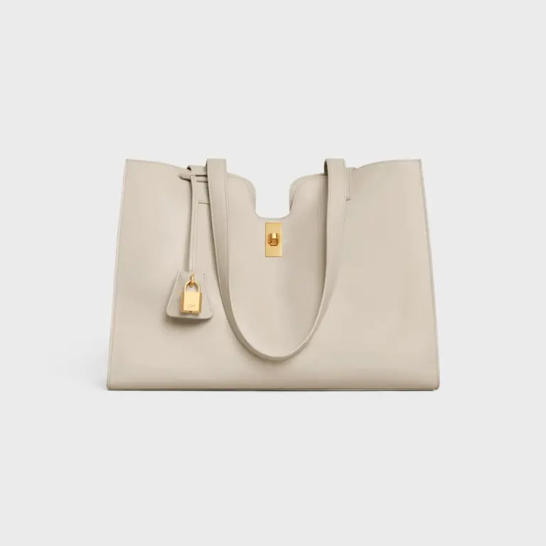 高仿CELINE-賽琳 經典牛皮革肩背包 - 金色飾面CLOCHE CLÉS掛鎖設計-112583