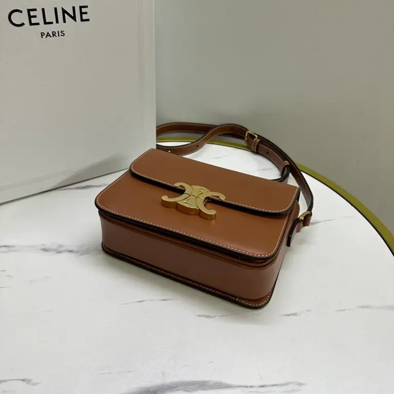 高仿CELINE-賽琳 TRIOMPHE 牛皮革斜挎包 - 金色鎖扣設計-188423