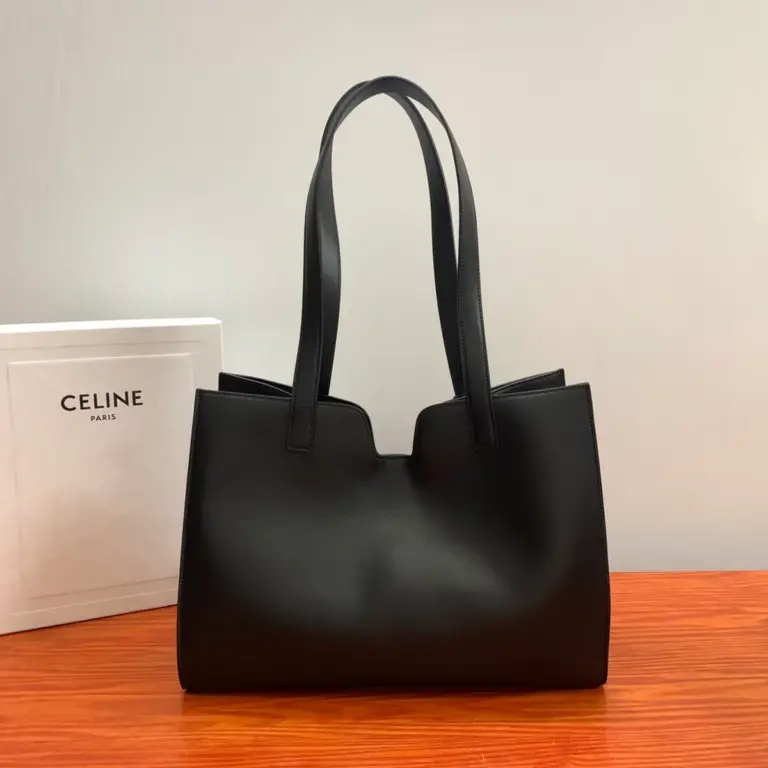 高仿CELINE-賽琳 經典牛皮旋轉鎖扣肩背包-112583