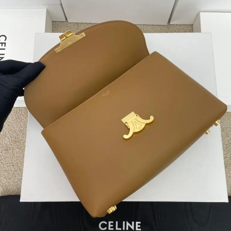 高仿CELINE-賽琳 TRIOMPHE 金色鎖扣牛皮革手提斜挎包-117523