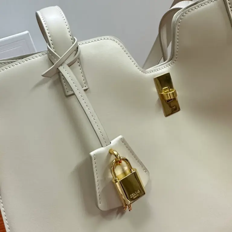高仿CELINE-賽琳 經典牛皮革肩背包 - 金色飾面CLOCHE CLÉS掛鎖設計-112583