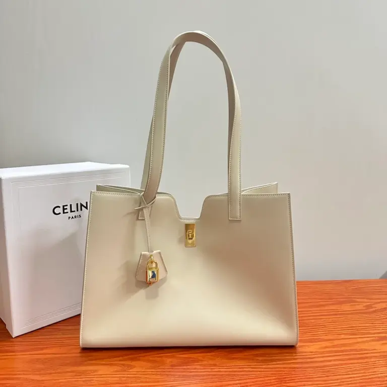 高仿CELINE-賽琳 經典牛皮革肩背包 - 金色飾面CLOCHE CLÉS掛鎖設計-112583