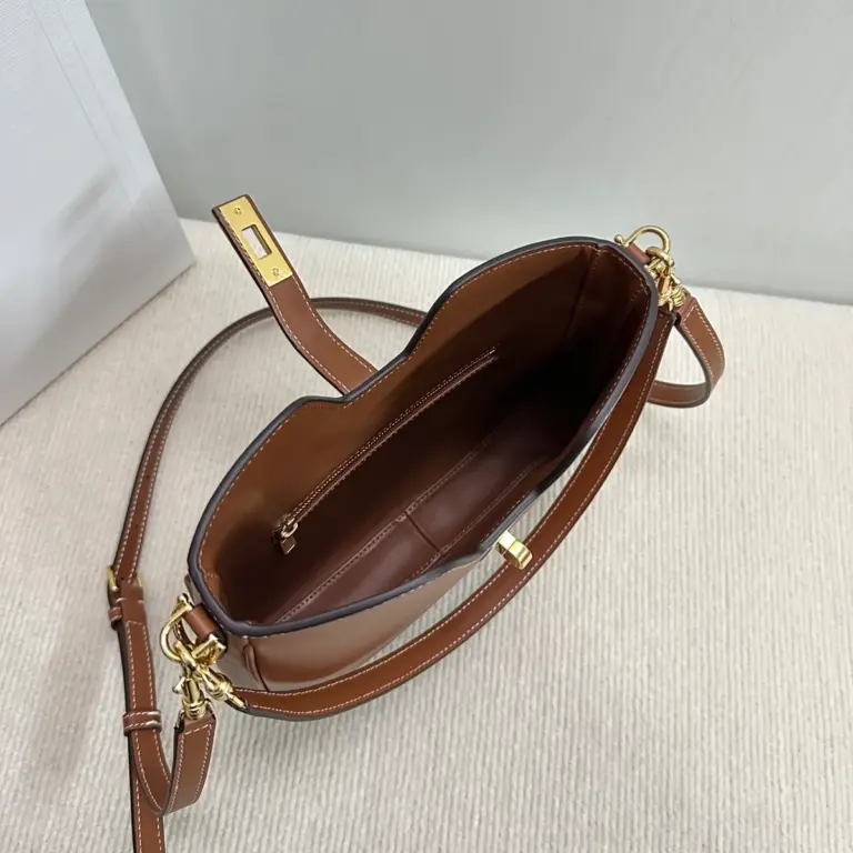高仿CELINE-賽琳 經典牛皮旋轉鎖扣手提斜挎包-120693