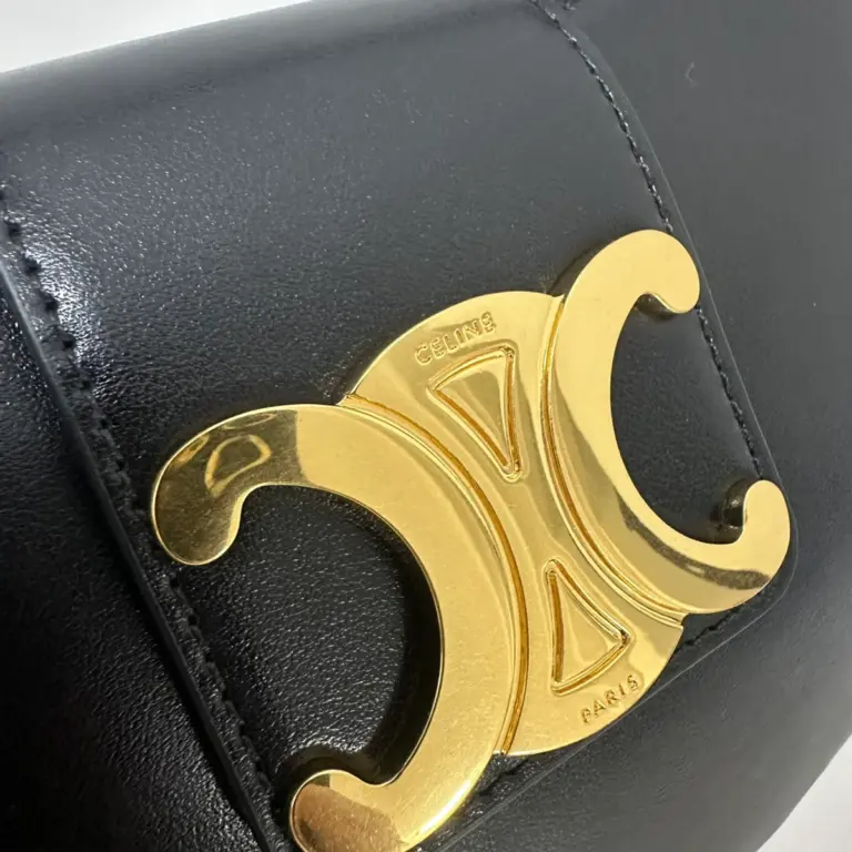 高仿CELINE-賽琳 金色牛皮革TRIOMPHE磁扣手提肩背包-114493