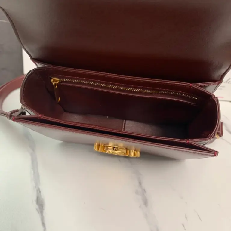 高仿CELINE-賽琳 TRIOMPHE鎖扣牛皮斜挎包 - 多功能時尚肩背包-188423