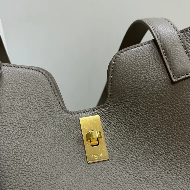 高仿CELINE-賽琳 經典牛皮革肩背包 - 金色飾面CLOCHE CLÉS掛鎖設計-112583
