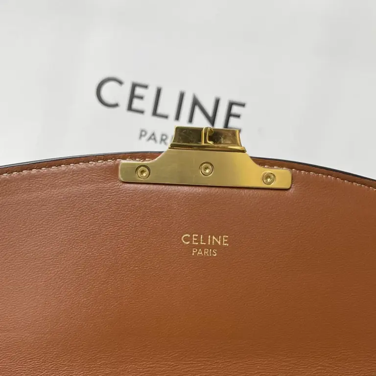 高仿CELINE-賽琳 TRIOMPHE帆布斜挎包 - 經典牛皮飾邊與金色金屬細節-188882