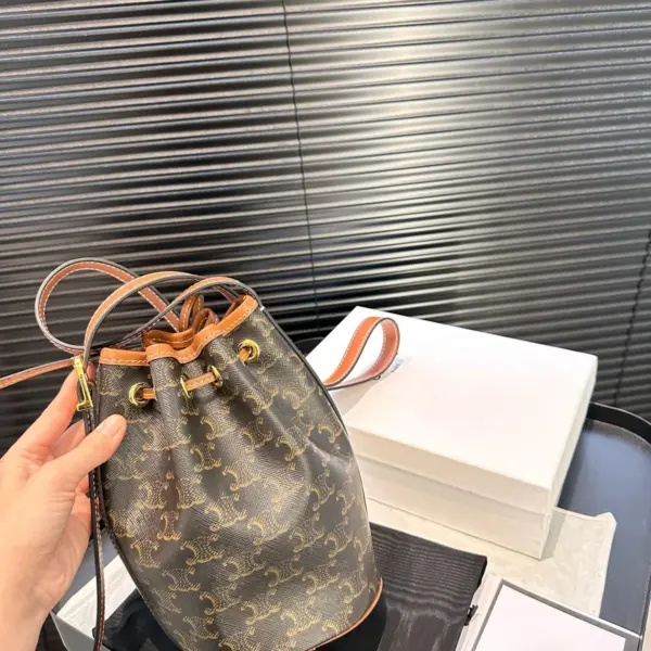 高仿CELINE-賽琳 TRIOMPHE CANVAS 標誌印花斜挎包 - 牛皮革包邊設計-191142 高仿CELINE