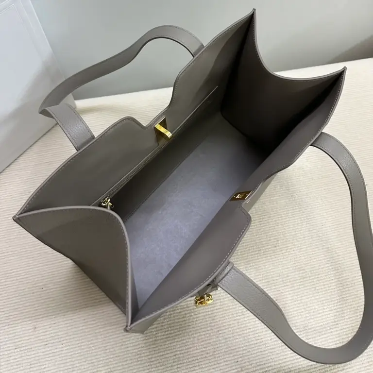 高仿CELINE-賽琳 經典牛皮革肩背包 - 金色飾面CLOCHE CLÉS掛鎖設計-112583
