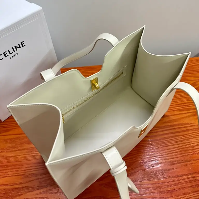 高仿CELINE-賽琳 經典牛皮革肩背包 - 金色飾面CLOCHE CLÉS掛鎖設計-112583