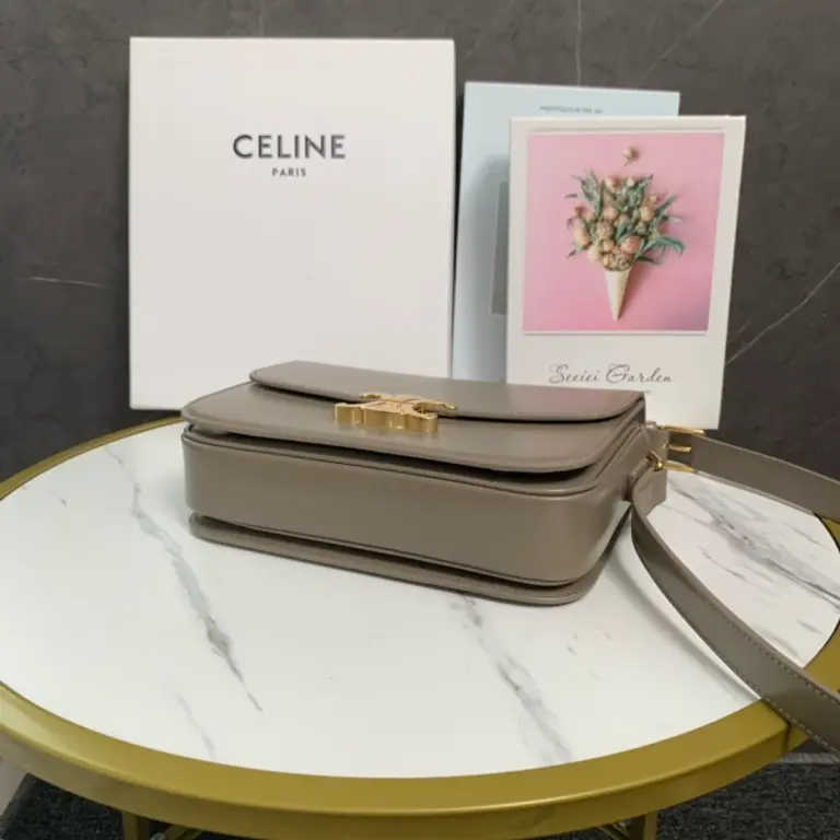 高仿CELINE-賽琳 經典TRIOMPHE牛皮斜挎包 - 金色鎖扣設計-187363