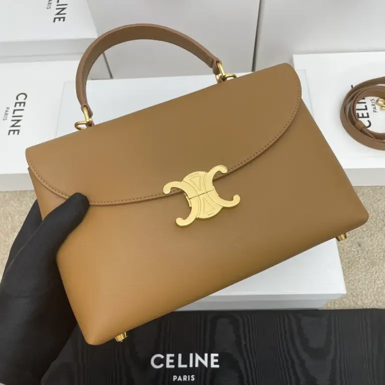 高仿CELINE-賽琳 TRIOMPHE 金色鎖扣牛皮革手提斜挎包-117523