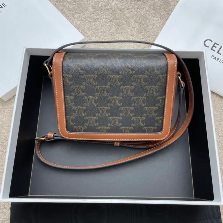 高仿CELINE-賽琳 TRIOMPHE帆布斜挎包 - 經典牛皮飾邊與金色金屬細節-188882