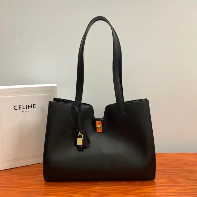 高仿CELINE-賽琳 經典牛皮旋轉鎖扣肩背包-112583