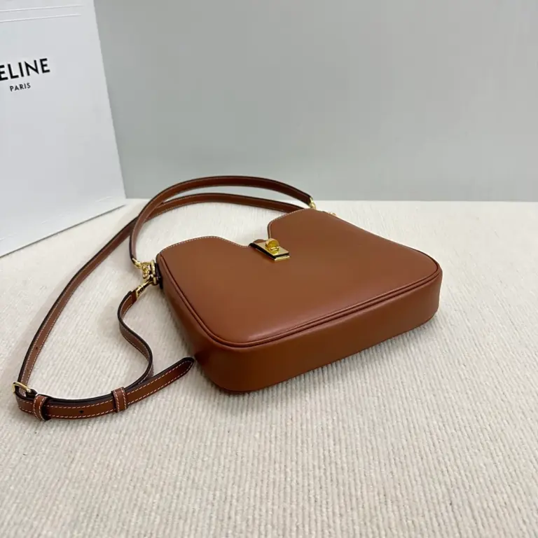 高仿CELINE-賽琳 經典牛皮旋轉鎖扣手提斜挎包-120693