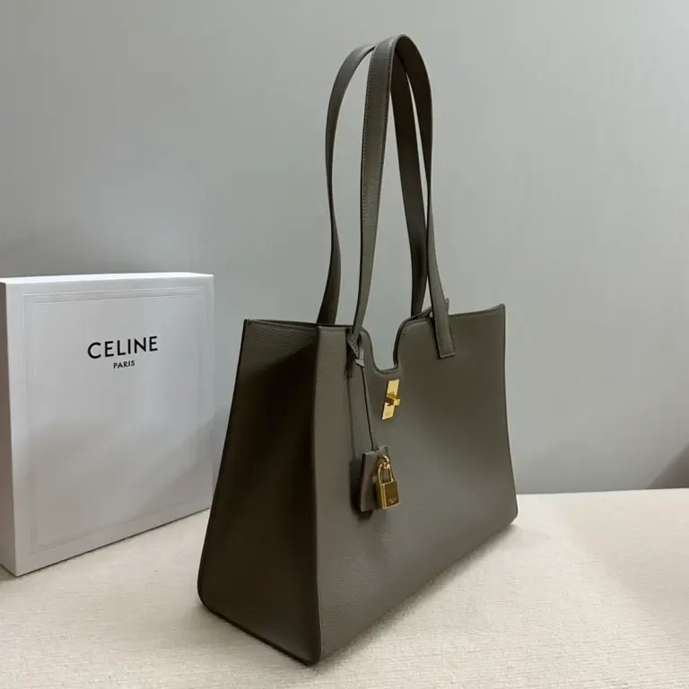高仿CELINE-賽琳 經典牛皮革肩背包 - 金色飾面CLOCHE CLÉS掛鎖設計-112583