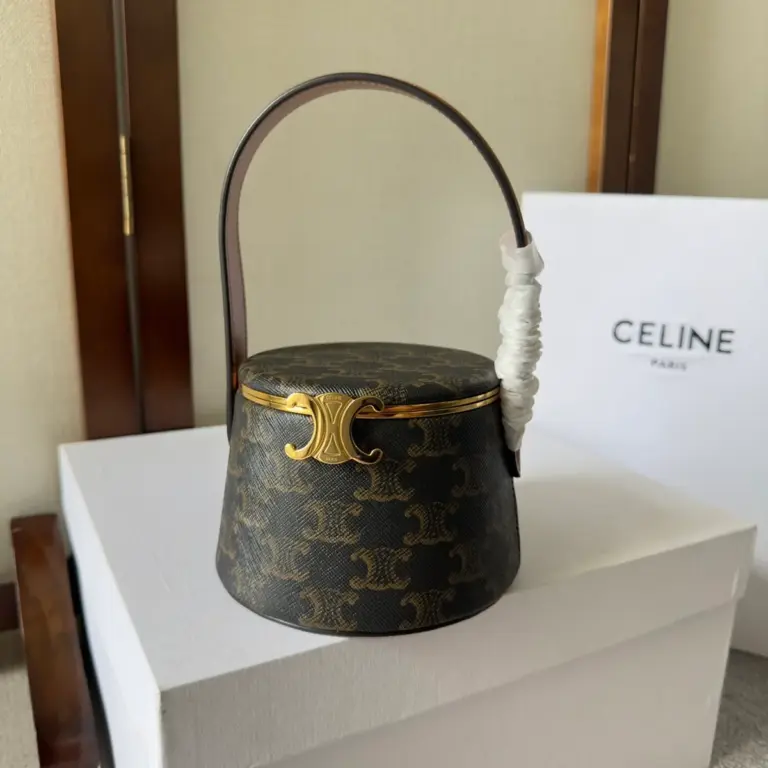 高仿CELINE-賽琳 經典TRIOMPHE鎖扣羊皮手提包-111353