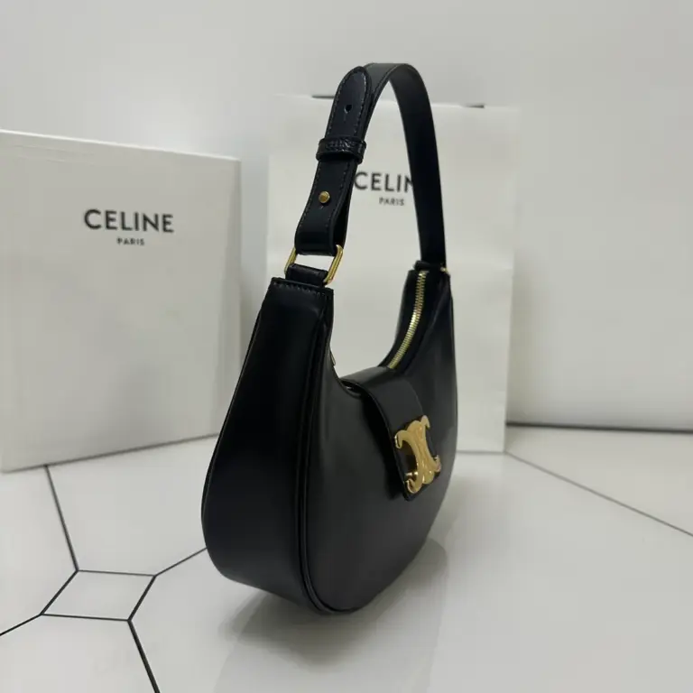 高仿CELINE-賽琳 金色牛皮革TRIOMPHE磁扣手提肩背包-114493