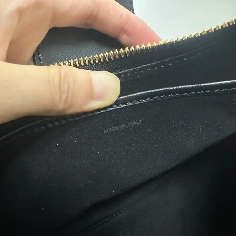 高仿CELINE-賽琳 金色牛皮革TRIOMPHE磁扣手提肩背包-114493