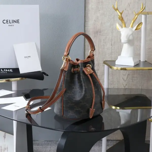 高仿CELINE-賽琳 TRIOMPHE標誌印花牛皮革包邊抽繩斜挎包-121672
