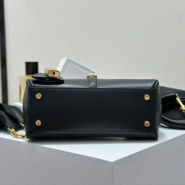 高仿CELINE-賽琳 16 小號刺繡手袋 - 皮革手柄配可拆卸肩帶-188003