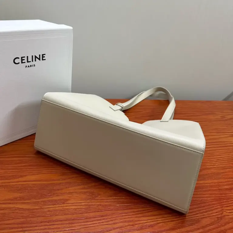 高仿CELINE-賽琳 經典牛皮革肩背包 - 金色飾面CLOCHE CLÉS掛鎖設計-112583