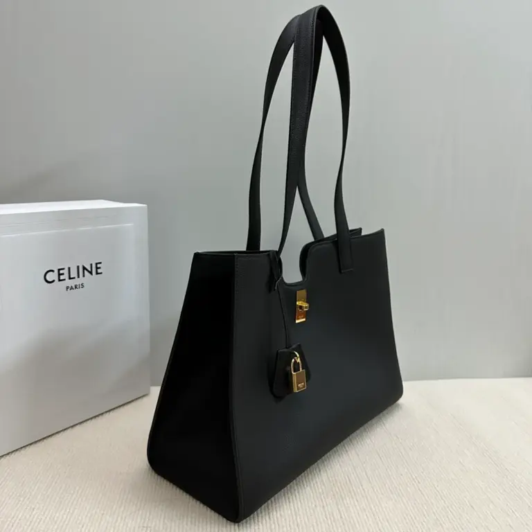 高仿CELINE-賽琳 CLOCHE CLÉS 牛皮革肩背包 - 金色飾面優雅設計-112583